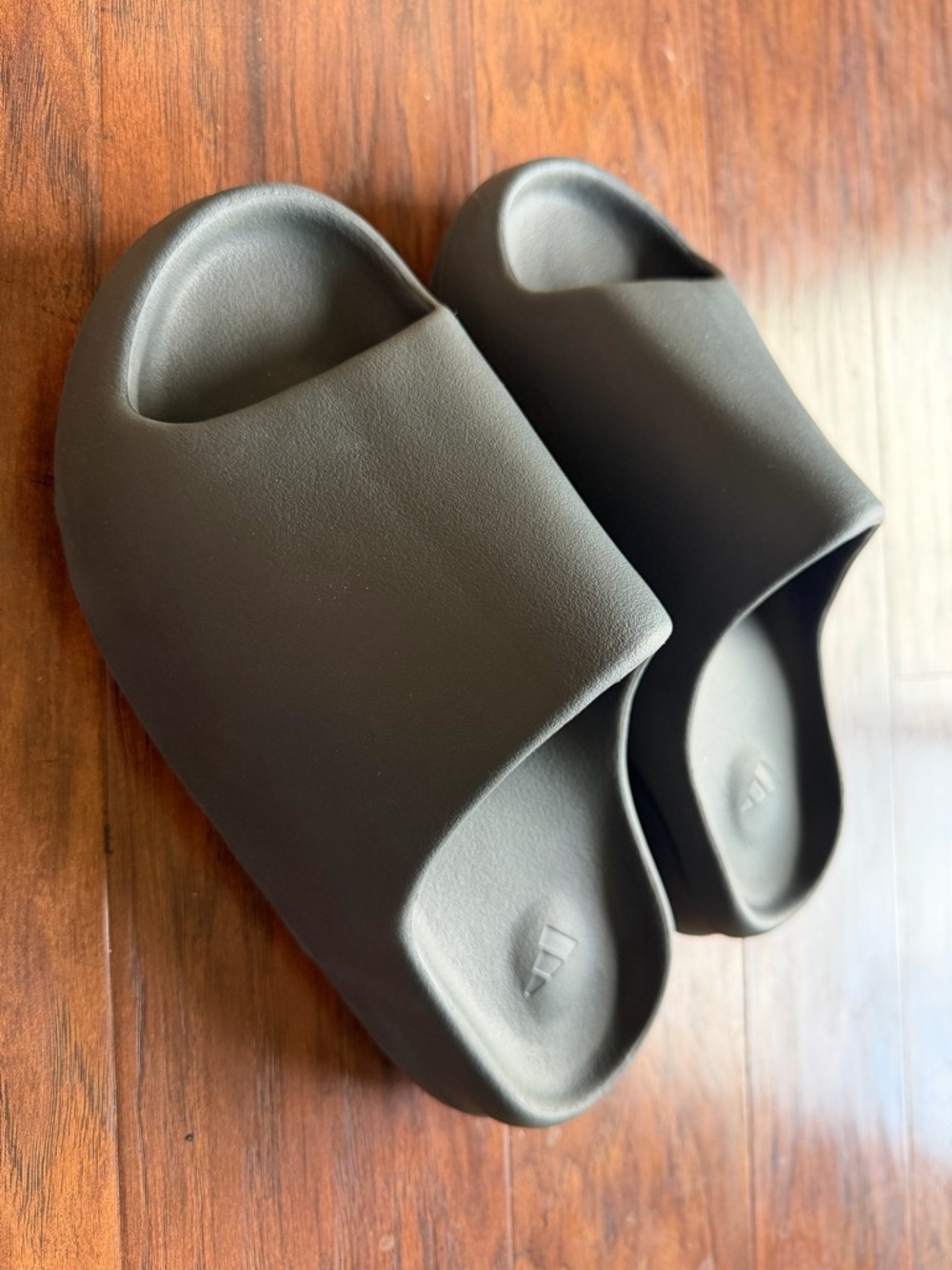 adidas Yeezy Slide Size 7 Dakony - Onyx - Picture 5 of 12
